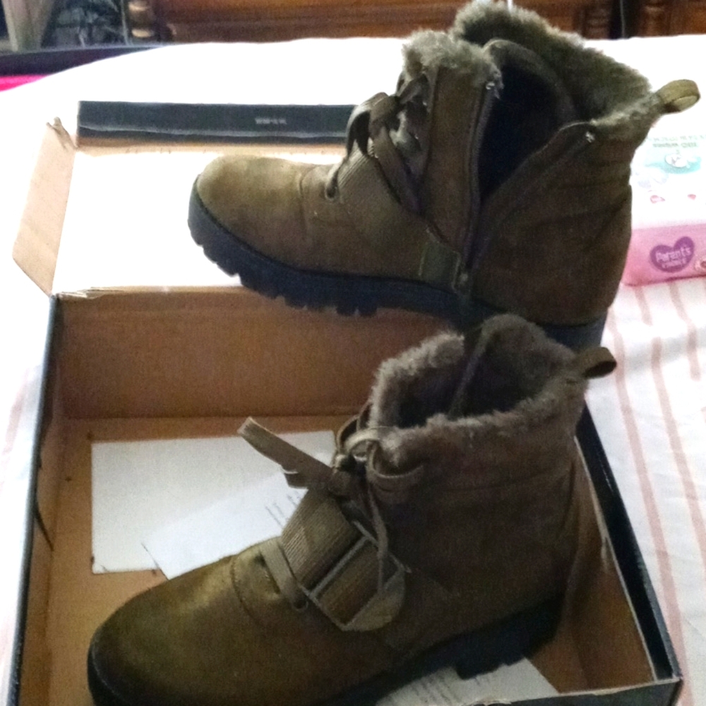 Combat boots